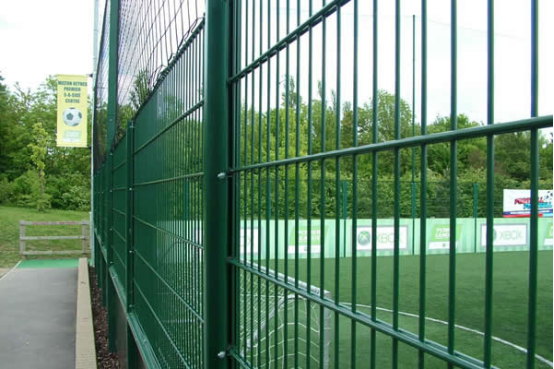How can the welded wire mesh be made into a fence?