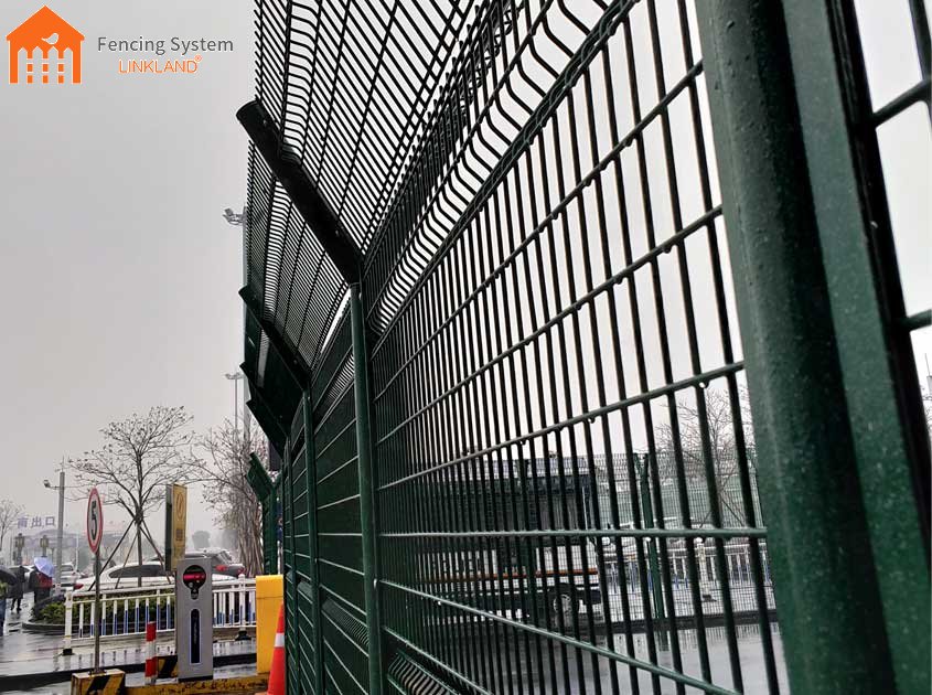 Galvanized Welded Wire Fence vs. PVC Coated Welded Fence: Which Is Better?